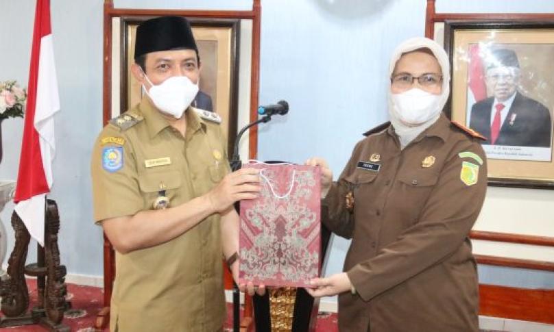 Kepala Kejaksanaan Negeri Bengkulu Irene Putrie beserta rombongan saat disambut hangat Walikota Bengkulu Helmi Hasan dan Wakil Walikota Bengkulu Dedy Wahyudi dan beberapa Kepala Organisasi Perangkat Daerah (OPD) di Balai Kota, Selasa (22/12/2020).
