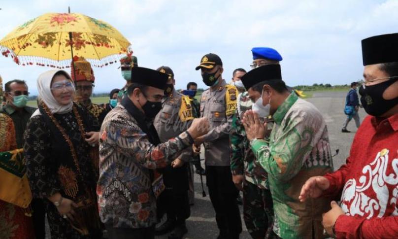Menag dan rombongan disambut Kakanwil Kemenag Aceh (Foto: Rikie)