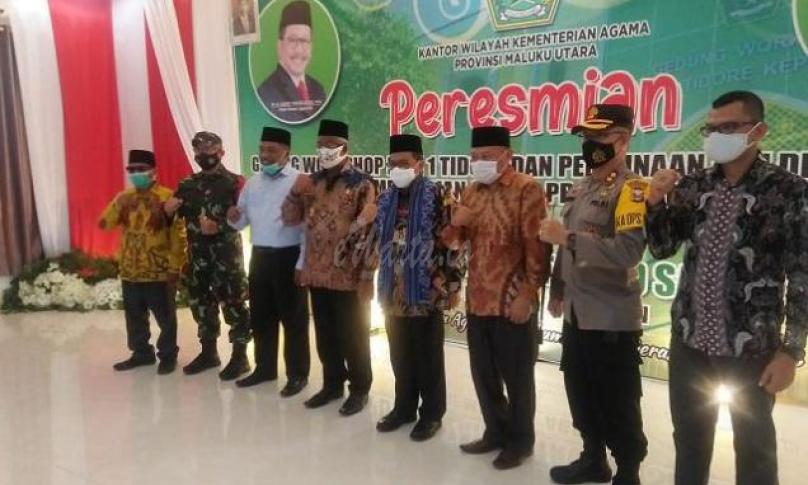 Wamenag saat memberikan pemibanaan kepada ASN Kanwil Kemenag Maluku Utara, sekaligus meresmikan Gedung Workshop MAN Tidore di Tidore, Sabtu (12/12).