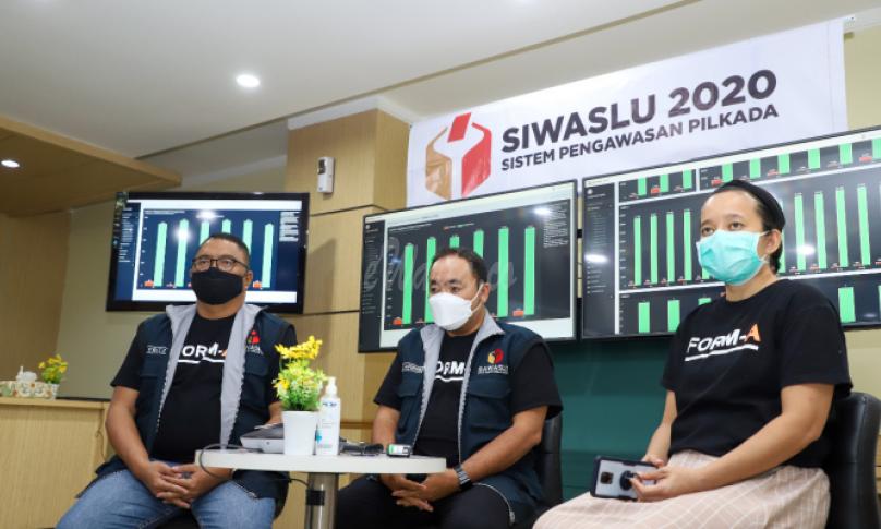 Anggota Bawaslu M. Afifuddin (tengah) bersama Anggota Bawaslu Fritz Edward Siregar (kiri) melakukan konferensi pers pengawasan pemungutan suara di Jakarta, Rabu (9/12/2020)/foto: Bhakti Satrio (Humas Bawaslu RI)