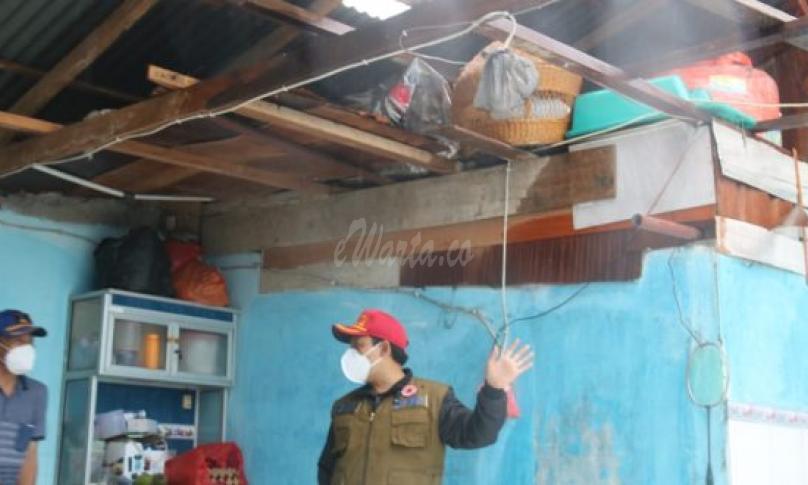 Wawali kunjungi rumah warga yang terdamoak badai
