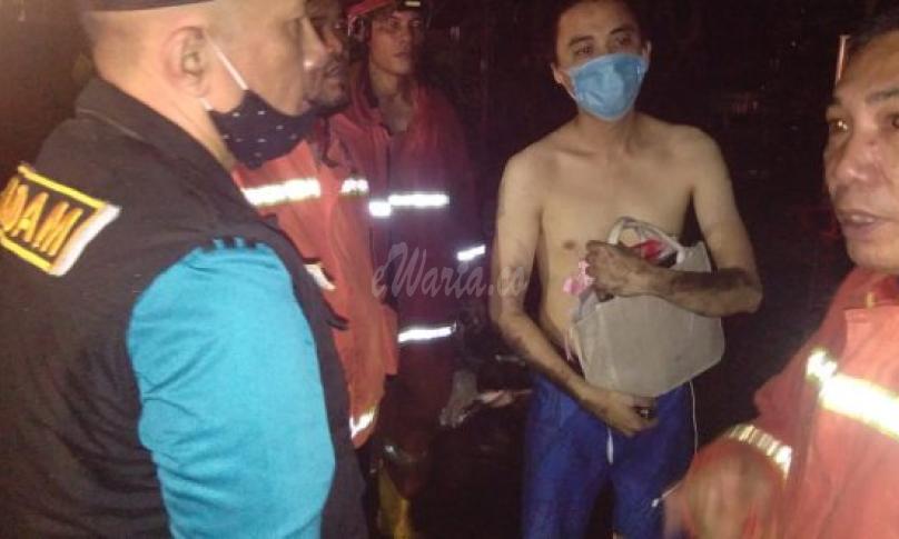 Damkar Kota Bengkulu Padamkan Kebakaran Toko di Tanah Patah