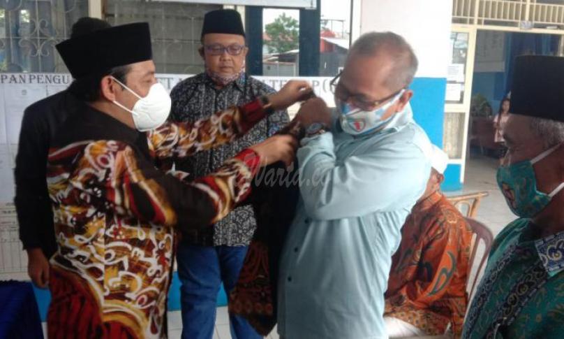 Dedy menyerahkan bantuan batik