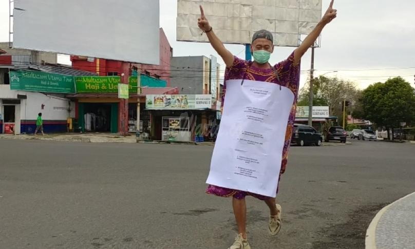 Helmi Kalah, Dondi Tepati Janji Jalan Pakai Daster di Simpang Lima 