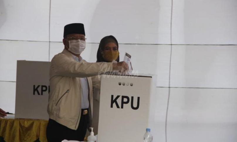 Gubernur Nyoblos di TPS 20