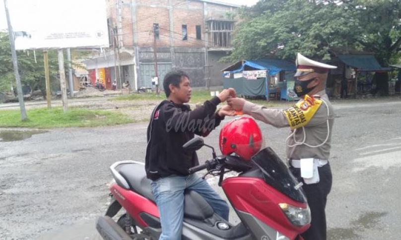 Satlantas Polres Lutra Bagi-bagi Masker ke Pengendara