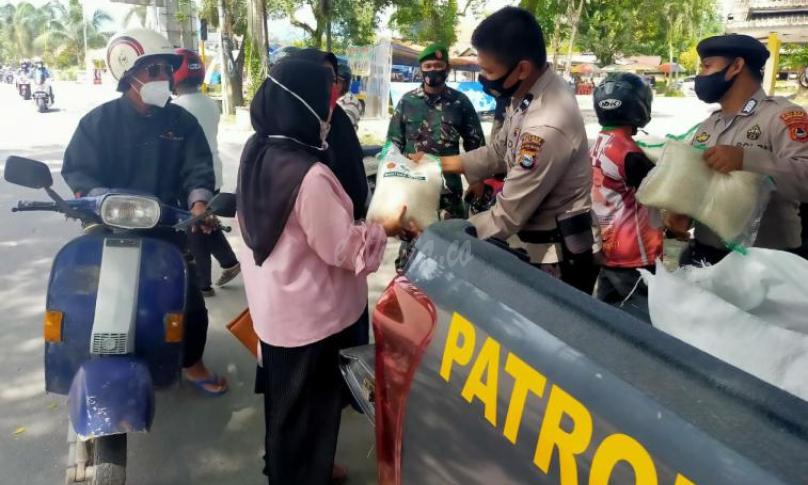 Polres Lutra Salurkan Delapan Ton Beras untuk Warga Terdampak Covid-19