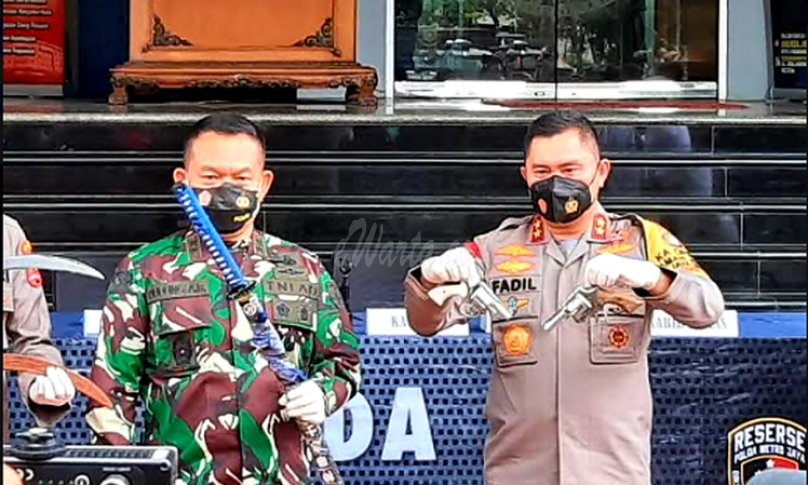 Polisi menunjukkan barang bukti senjati yang diambil dari tangan pengikut HRS