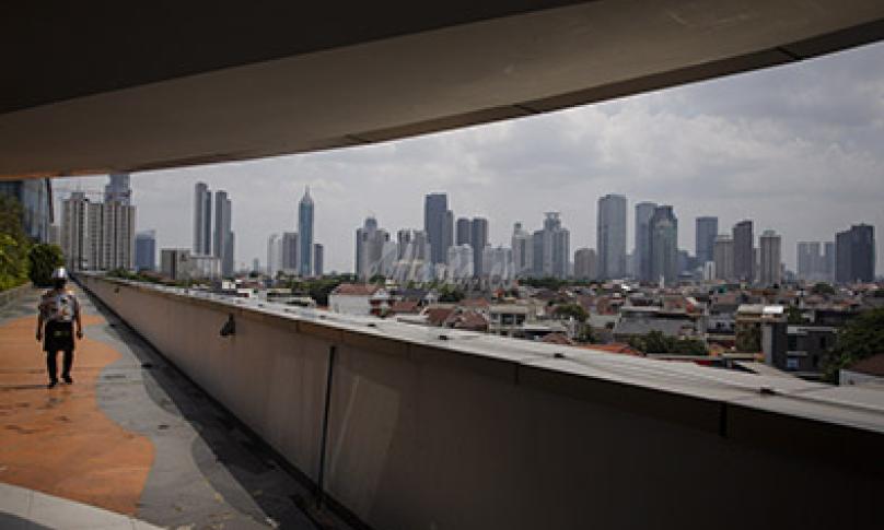 Warga mengenakan masker dan pelindung wajah saat beraktivitas dengan latar belakang gedung bertingkat di kawasan Pejompongan, Jakarta, Rabu (25/11/2020). Lembaga konsultan Centre of Reform on Economics (Core) menilai pemulihan ekonomi Indonesia pada 2021 akan bergantung pada tingkat konsumsi masyarakat kelas menengah ke atas karena golongan tersebut memiliki daya beli yang terjaga di tengah pandemi Covid-19. - (antarafoto)