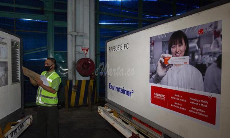 Petugas mengecek kontainer berisi vaksin COVID-19 saat tiba di Bandara Soekarno-Hatta, Tangerang, Banten, Minggu (6/12/2020). (antarafoto)