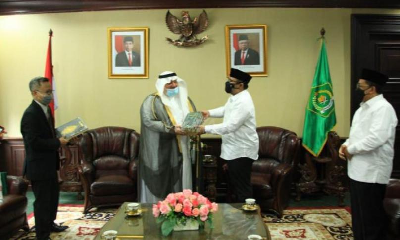 Menag Hadiahkan Kitab Al-Ibriz kepada Dubes Saudi