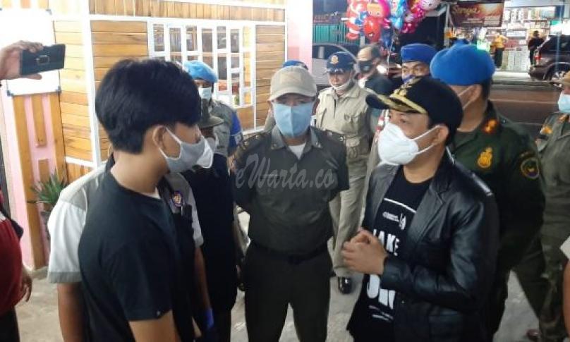 Wawali bersama Satpol PP Patroli Malam Tahun Baru ke Kafe