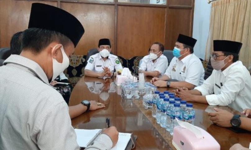Pertemuan bersama Rektor Universitas Dehasen (Unived) Prof. Dr. Kamaludin, S.E., M.M di Ruang Yayasan, Unived