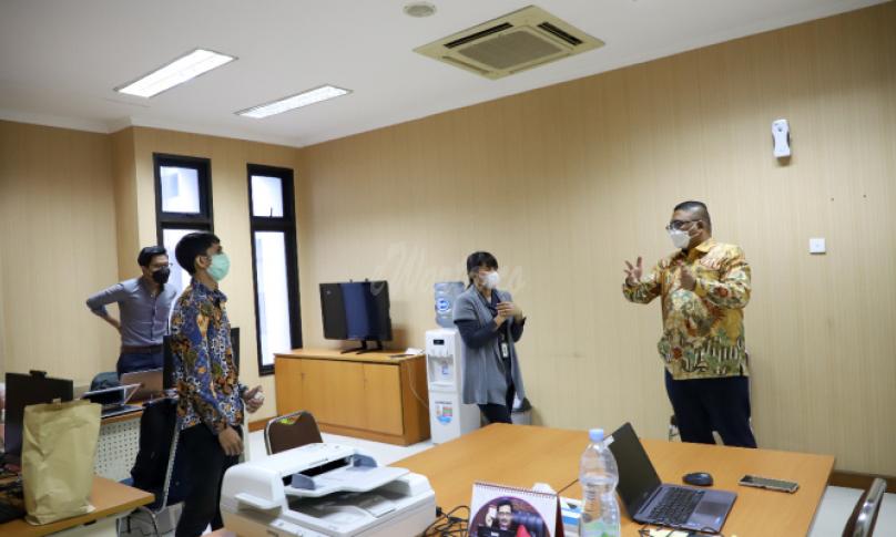 Anggota Bawaslu Fritz Edward Siregar (batik kuning) berbincang dengan staf hukum Bawaslu di Gedung MK Jakarta, Senin (25/01/2021)/foto: Bhakti Satrio (Humas Bawaslu RI.