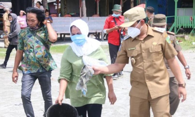 Emak-emak Viral yang Buang Sampah ke Laut Disanksi