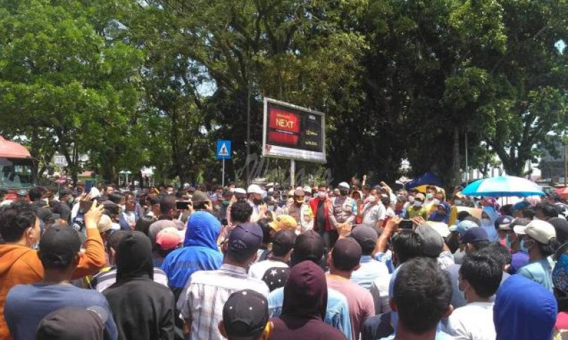 Ratusan Nelayan Pulau Baai Kembali Blokir Jalan