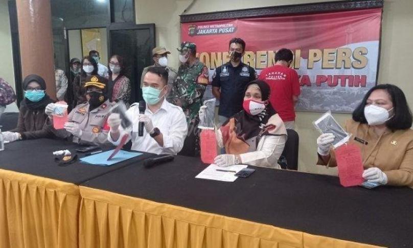 Prostitusi Online, Polisi Amankan Puluhan Orang di Apartemen Green Pramuka