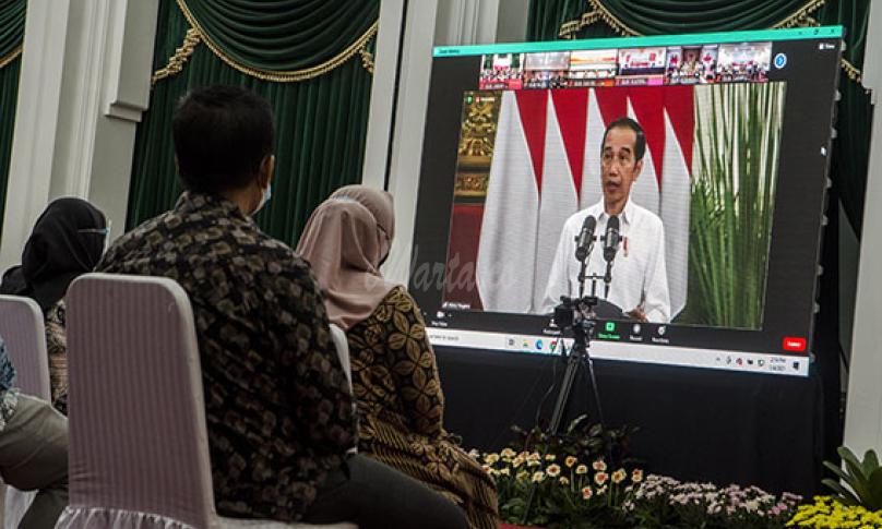 Presiden Republik Indonesia Joko Widodo memberikan arahan secara virtual kepada warga penerima bantuan sosial pada Peluncuran Bantuan Tunai Se-Indonesia Tahun 2021 secara virtual di Gedung Sate, Bandung, Jawa Barat, Senin (4/1/2021). - (antarafoto)