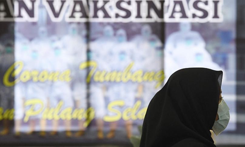 Seorang tenaga kesehatan antre untuk menerima suntikan vaksin COVID-19 Sinovac di Rumah Sakit Darurat (RSD) Wisma Atlet, Kemayoran, Jakarta, Selasa (26/1/2021). - (antarafoto)
