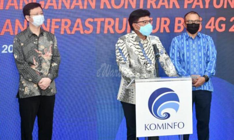 Menteri Kominfo Johnny G. Plate bersama Dirut BAKTI Kominfo, Anang Latif, wakil Kemitraan Fiberhome, Telkom Infra, dan Multitrans Data, Huang Liang dalam Konferensi Pers Virtual Penandatangan Kontrak Payung Penyediaan Infrastruktur BTS 4G 2021 dari Jakarta, Jumat (29/01/2020). - (AYH)