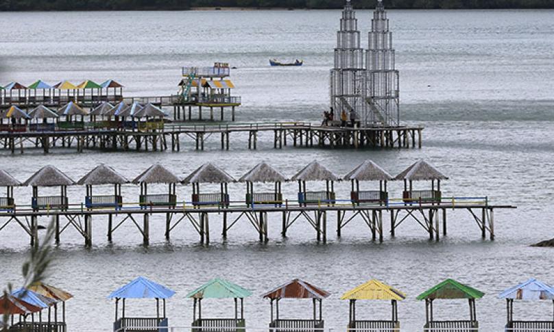 Wisatawan domestik mengunjungi miniatur menara Petronas yang dibangun untuk mengembangkan pariwisata bahari di pesisir pantai Lhok Seudu, Aceh Besar, Aceh, Sabtu (9/1/2021). - (antarafoto)