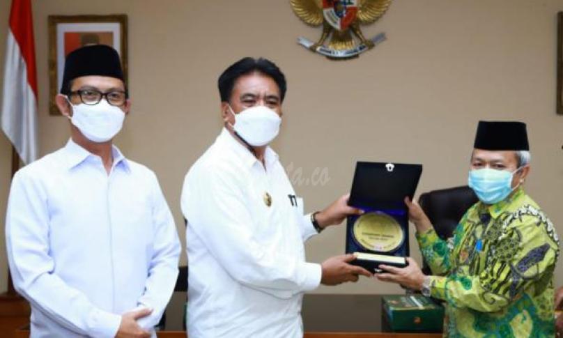 Sekjen Kemenag Nizar (batik hijau) menyerahkan Harmoni Award kepada Bupati Kabupaten Kepulauan Sangihe, Rabu (17/02) (foto: Rusydi)