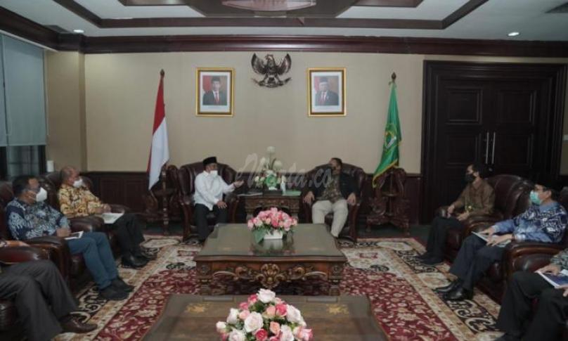 Menteri Agama Yaqut Cholil Qoumas terima rombongan Pemerintah Daerah Maluku Utara di ruang tamu Menteri Agama, Kamis (18/02)