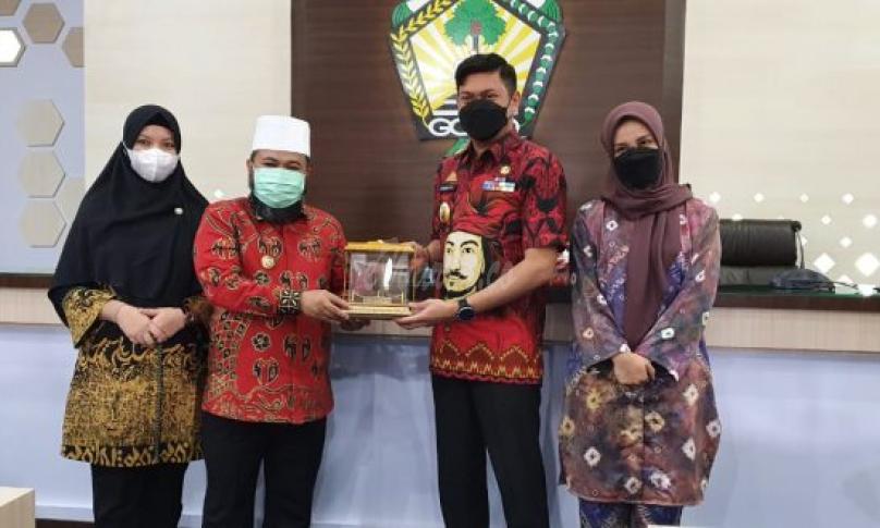 Helmi dan Adnan melakukan MoU atau kerjasama antara pemerintah Kota Bengkulu dengan Kabupaten Gowa.