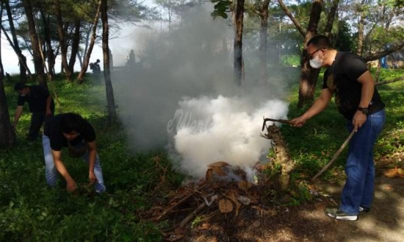 Dinas Kominfosan Gotong Royong Pantai Panjang