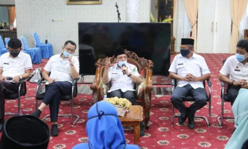 Wakil Walikota Dedy Wahyudi rapat bersama perwakilan guru, kepsek, K3S, MKKS, dari dinas pendidikan, BPBD, kesbangpol dan dinkes serta dihadiri oleh Sesda Bujang HR di balai kota.