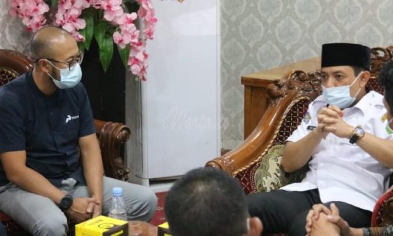 Sales Area Manager Retail Lampung Bengkulu PT Pertamina (Persero), Donny Brilianto dengan wakil walikota Bengkulu Dedy Wahyudi, Rabu sore (10/2/2021) di balai kota.