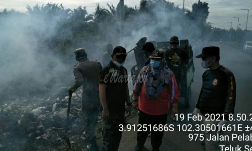 Warga Sumber Jaya Disanksi Usai Kedapatan Buang Sampah Sembarangan