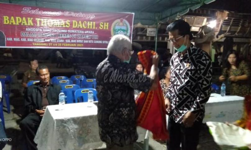Penyematan Cinderamata kepada Anggota DPRD Sumut Thomas Dachi, SH. (Foto : Sadar Laia/eWarta.co)