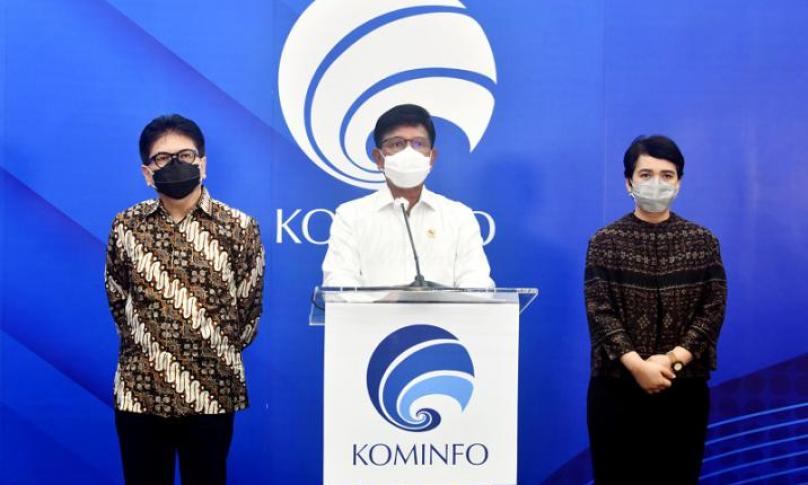Menteri Komunikasi dan Informatika Johnny G. Plate (tengah) dalam konferensi pers virtual mengenai Pengumuman Hasil Seleksi Calon Anggota Dewas RRI, dari Ruang Media Center Kantor Kementerian Kominfo Jakarta, Jumat (19/02/2021). - (AYH)