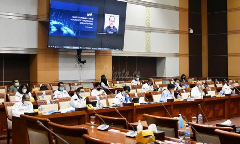 Menteri Kominfo Johnny G. Plate bersama pejabat Kementerian Kominfo dengan latar belakang Anggota Komis I DPR RI yang hadir secara virtual dalam Rapat Kerja Komisi I dan Kementerian Kominfo di Gedung Nusantara II Kompleks DPR RI Senayan Jakarta, Senin (01/02/2021). - (AYH)