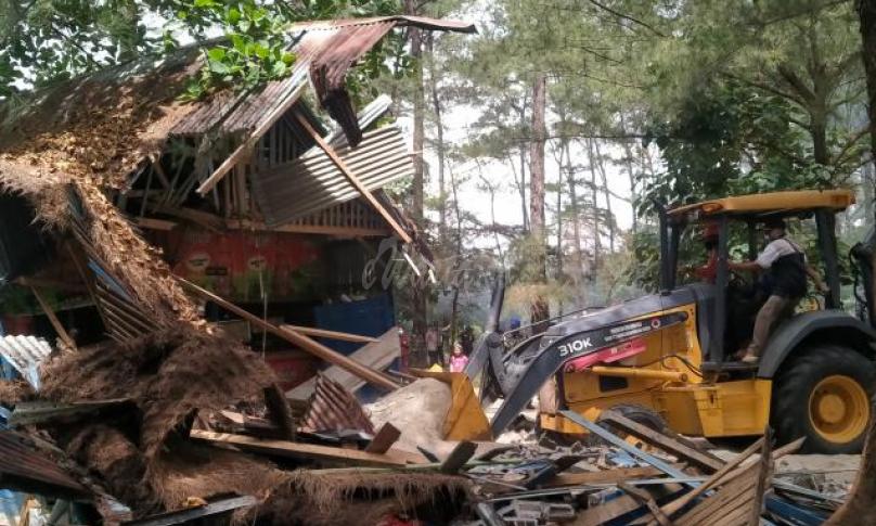 Belasan Warung Tuak di Areal Pantai Panjang Diratakan