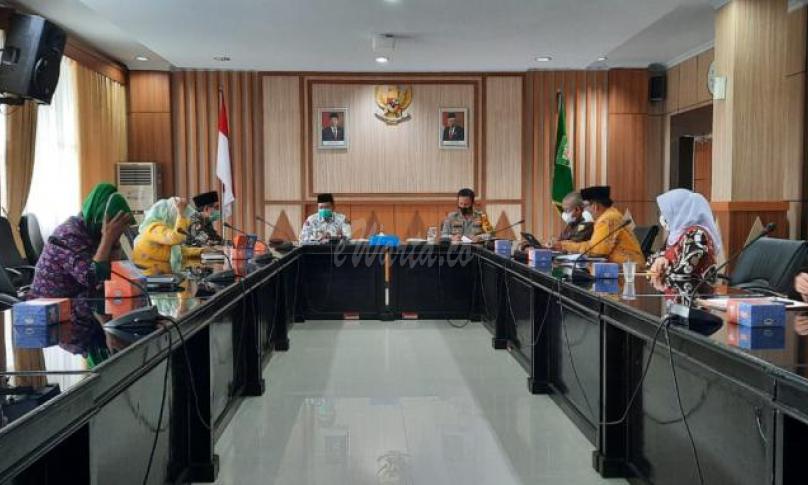 Anwar Effendi saat menggelar audiensi sekaligus meminta masukan kepada Sekretaris Daerah (Sekda) Hamka Sabri di ruang Rapat Rafflesia Pemprov Bengkulu, 18/02/2020.