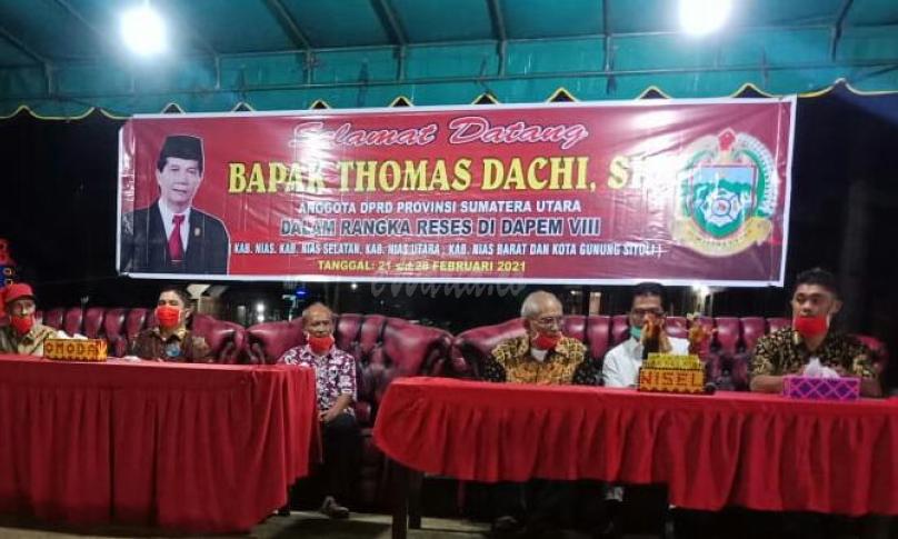 Teks Foto : Reses Anggota DPRD Sumut Thomas Dachi, SH di Desa Bowofanayama. (Foto : Sadar Laia/eWarta.co)