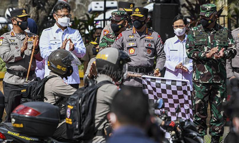 Kapolri Jenderal Pol Listyo Sigit Prabowo (ketiga kanan) didampingi Pangdam Jaya Mayjen TNI Dudung Abdurachman (kanan) bersama Menteri Kesehatan Budi Gunadi Sadikin (kedua kiri) melepas personel Polri saat Apel Kesiapan Bhayangkara Pembina Keamanan dan Ketertiban Masyarakat (Bhabinkamtibmas) dan Tenaga Kesehatan Polri di Lapangan Promoter, Polda Metro Jaya, Jakarta, Kamis (11/2/2021). - (antarafoto)