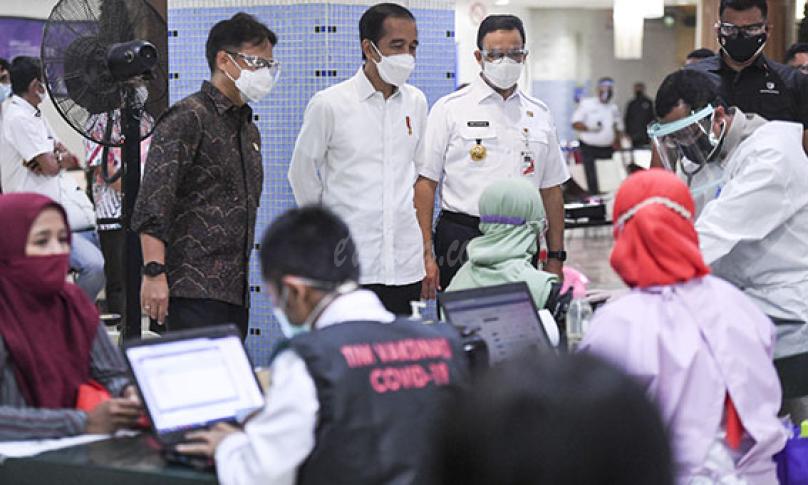 Vaksinasi Massal Pedagang di Pasar Tanah Abang Didatangi Presiden
