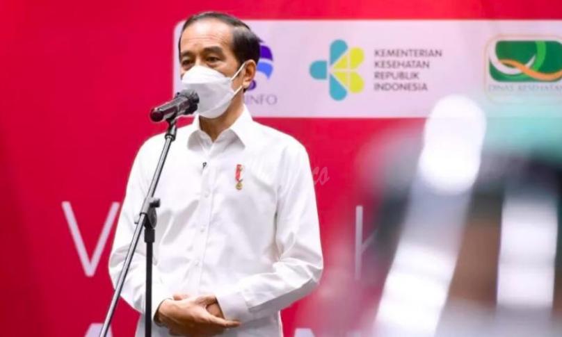 Presiden Joko Widodo menyampaikan keterangan selepas peninjauan vaksinasi massal untuk kalangan wartawan di Hall A Basket Gelora Bung Karno, Senayan, Jakarta, pada Kamis, 25 Februari 2021 - (BPMI)