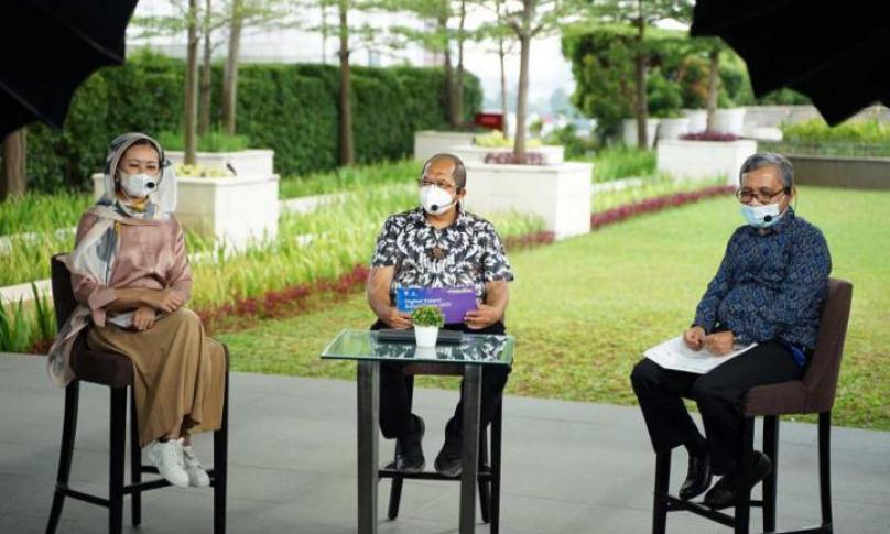Kepala Badan Litbang SDM Kementerian Kominfo Hary Budiarto (tengah) bersama Kapusbang Literasi Profesi dan Sertifikasi Badan Litbang SDM, Heri M. Idris dan Staf Khusus Menteri Kominfo Lathifa Anshori dalam Talkshow Peluncuran Awal DTS 2021: </>ngoding Ngobrolin Digital Daring yang berlangsung virtual dari Tangerang, Jumat (26/02/2021). - (IRF)