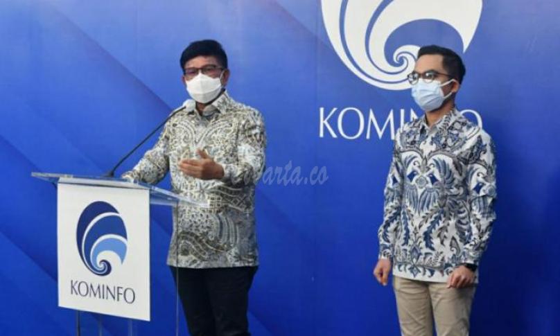 Menteri Kominfo Johnny G. Plate dan Jubir Kementerian Kominfo Dedy Permadi dalam Konferensi Pers Virtual Komite Etika Berinternet dari Kantor Kementerian Kominfo, Jakarta, Jumat (26/02/2021). - (AYH)