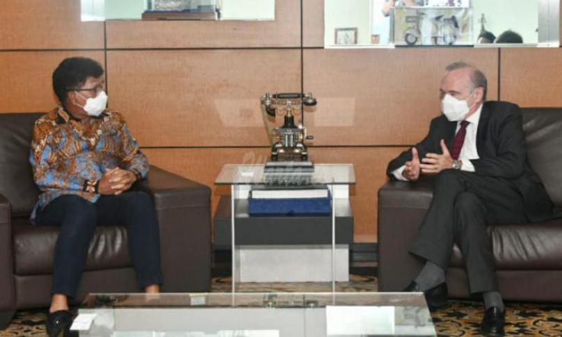 Menteri Johnny bertemu dengan Dubes Prancis Olivier Chambard, di Kantor Kementerian Kominfo, Jakarta, Kamis (25/02/2021). - (AYH)