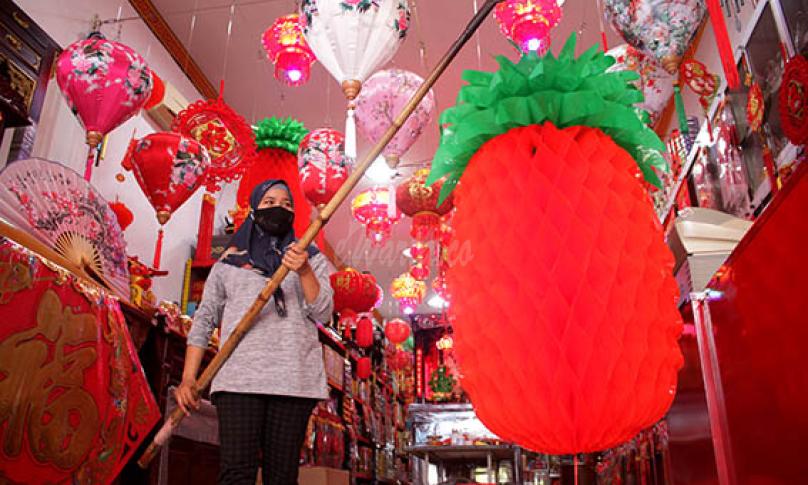 Karyawan menata lampion yang dijual di salah satu toko di Makassar, Sulawesi Selatan, Kamis (4/2/2021). - (antarafoto)