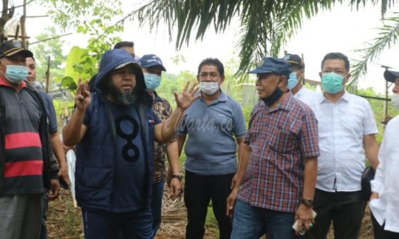 Walikota Bengkulu Helmi Hasan bersama Wakil Walikota Dedy Wahyudi turun langsung meninjau lahan TPU merah putih 