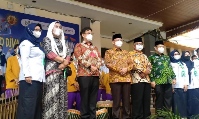 Gubernur dan Menkes Luncurkan KBS dan Vaksinasi Massal Tahap II