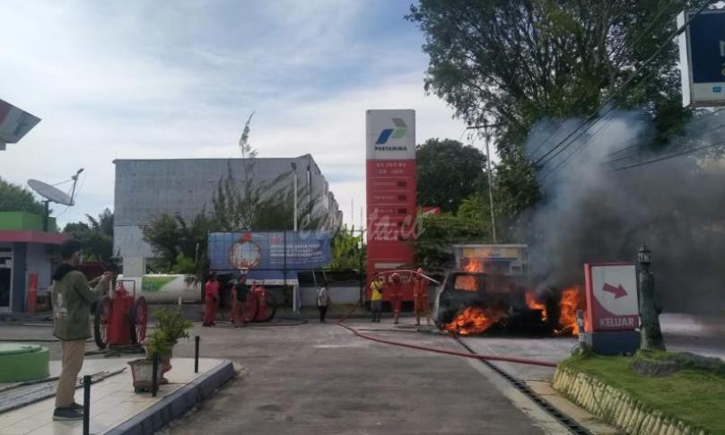 Satu Unit Minibus Hangus Terbakar di SPBU Padang Jati