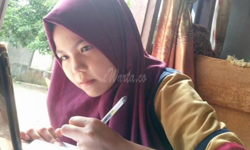 Tampak salah satu siswi di Kota Bengkulu sedang mengikuti belajar daring