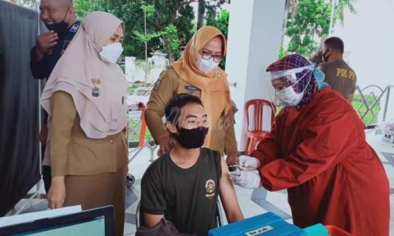 Ratusan Petugas Damkar dan Satpol PP Kota Bengkulu Divaksin